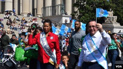 La alcaldesa de Washington DC, Muriel Bowser, encabeza el desfile junto al embajador de Guatemala ante la Casa Blanca, Alfonso Quiñónez Lemus. (Foto VOA / Tomás Guevara)