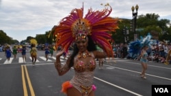 Una bailarina de un grupo de samba muestra la alegría brasileña en la fiesta del orgullo hispano en Washington DC. (Foto VOA / Tomás Guevara)