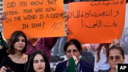 Aktivis perempuan Kurdi saat protes terkait kematian Mahsa Amini Iran di Iran, di Lapangan Martir di pusat kota Beirut, Lebanon, Rabu, 21 September 2022. (Foto: AP)