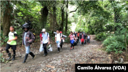 Varios migrantes venezolanos inician su viaje hacia la peligrosa selva del Tapón del Darién, el jueves 15 de septiembre de 2022, en Capurganá, Colombia.
