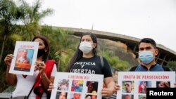 AECHIVO: Un grupo de personas protestan ante la sede del servicio de inteligencia Sebin, en Caracas, Venezuela, el 3 de noviembre de 2021. 