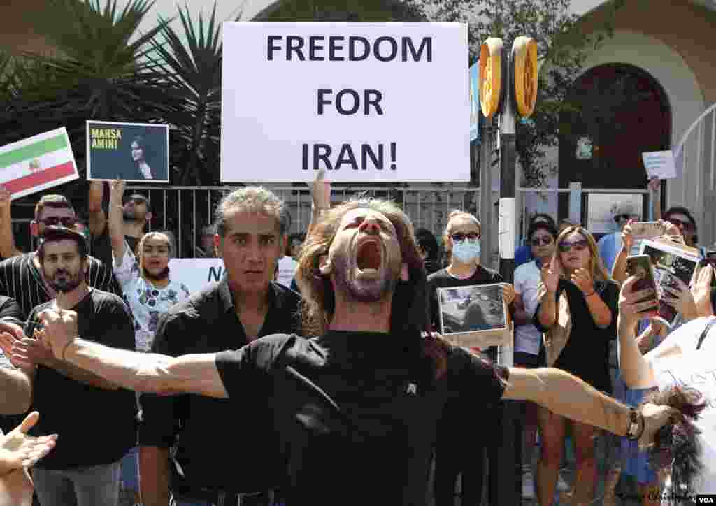 تجمع گروهی از ایرانیان در قبرس برای همراهی با اعتراضات در شهرهای ایران
