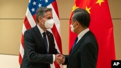 토니 블링컨 미국 국무장관(왼쪽)과 왕이 중국 외교부장이 23일 유엔총회가 열리는 뉴욕에서 회담했다.