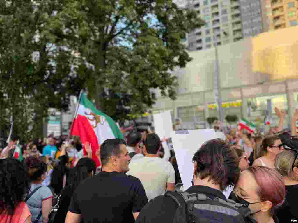 تجمع تعدادی از ایرانیان ساکن تورنتو برای بزرگداشت مهسا امینی و اعلام همبستگی با مردم معترض ایران- ۲۰ سپتامبر