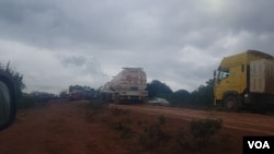 Une route de Kaduna où des voitures, bus et camions sont embourbés dans la boue. 