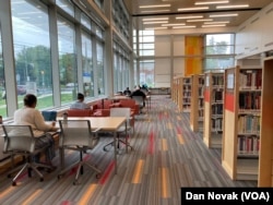 Shared working space at the Wheaton public library in Montgomery County, Maryland. (Dan Novak/VOA)