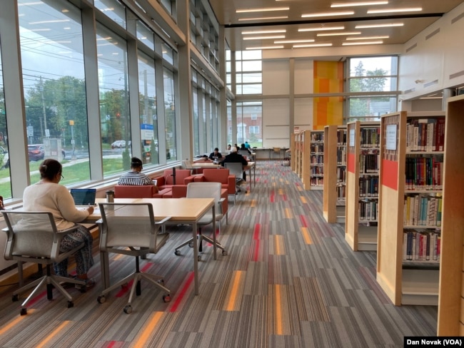 Shared working space at the Wheaton public library in Montgomery County, Maryland. (Dan Novak/VOA)