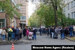 莫斯科街头被征兵役的男子在与亲人告别。（2022年9月23日）