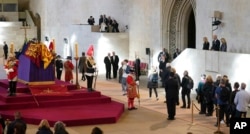 ادای احترام رهبران جهان از جمله جو بایدن رئیس جمهوری ایالات متحده، و جیل بایدن بانوی نخست به ملکه الیزابت در تالار وستمینستر؛ لندن. یکشنبه ١٨ سپتامبر ٢٠٢٢