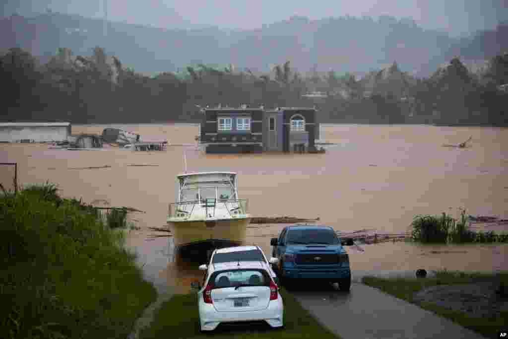 Una casa sumergida por las inundaciones causadas por el huracán Fiona en Cayey, Puerto Rico, el domingo 18 de septiembre de 2022. Según las autoridades, tres personas estaban dentro de la casa y se informó que fueron rescatadas. (Foto AP/Stephanie Rojas)