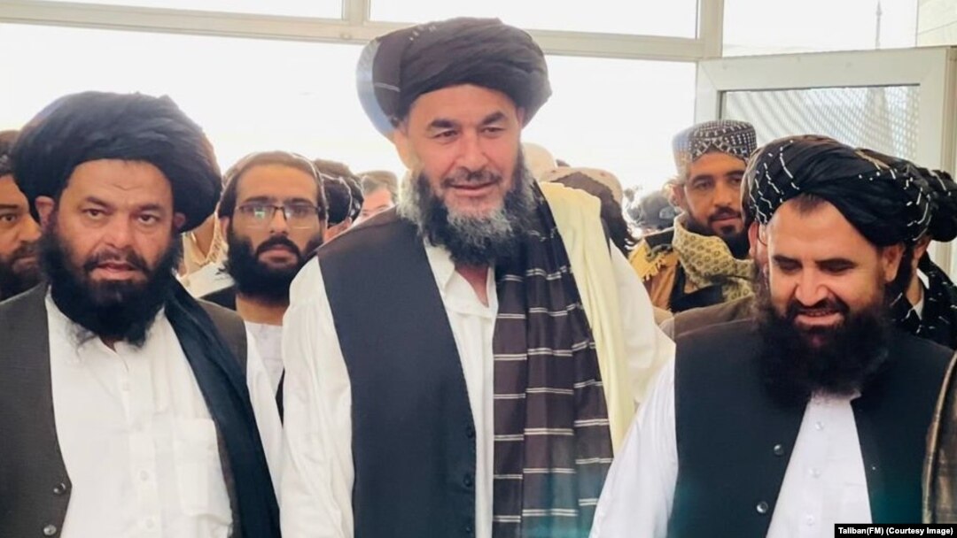 بشر نورزی (وسط) در گذشته یکی از حامیان عمدۀ مالی طالبان بود، اما در بیش از ۱۷ سال اخیر به جرم قاچاق مخدرات در زندان در امریکا به سر می‌برد