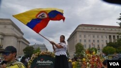 Colombia se hizo presente en el Desfile de las Naciones con una colorida muestra de de sus flores, las danzas tradicionales y su música. (Foto VOA / Tomás Guevara)