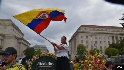Colombia se hizo presente en el Desfile de las Naciones con una colorida muestra de de sus flores, las danzas tradicionales y su música. (Foto VOA / Tomás Guevara)