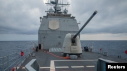 ແຟ້ມ - ກຳ​ປັ່ນ​ລາດ​ຕະ​ເວນຕິດ​ລູກ​ສອນ​ໄຟ​ນຳ​ວິ​ຖີ ​ຊັ້ນ​ທິ​ຄອນ​ເດີ​ໂຣ​ກາ USS Antietam (CG 54) ທີ່ເຂົ້າ​ປະ​ຈຳ​ການ​ໃນ​ກອງ​ທັບ​ເຮືອ​ທີ 7 ຂອງ​ສະ​ຫະ​ລັດ ແລ່ນ​ປະ​ຕິ​ບັດ​ງານ​ໃນ​ບໍ​ລິ​ເວນ​ຊ່ອງ​ແຄບ​ໄຕ້​ຫວັນ ເມື່ອ​ວັນ​ທີ 28 ສິງ​ຫາ 2022. (US Navy/Handout via Reuters)