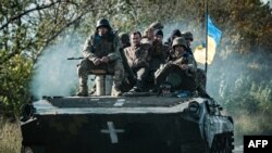 Tentara Ukraina mengendarai kendaraan lapis baja di Novostepanivka, wilayah Kharkiv, pada 19 September 2022, di tengah invasi Rusia ke Ukraina. (Foto: AFP/Yasuyoshi CHIBA)