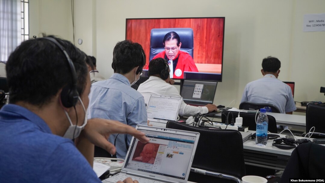 FILE - Journalists work in the press room at the Extraordinary Chamber in the Courts of Cambodia, in Phnom Penh, Sept. 22, 2022. A September report on civil rights shows independent media in Cambodia continue to come under attack.(Khan Sokummono/VOA Khmer) 