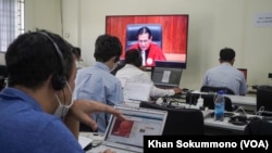 FILE - Journalists work in the press room at the Extraordinary Chamber in the Courts of Cambodia, in Phnom Penh, Sept. 22, 2022. A September report on civil rights shows independent media in Cambodia continue to come under attack.(Khan Sokummono/VOA Khmer) 