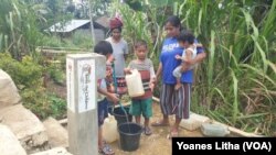 Aktivitas warga mengisi ember dan jerigen dari sebuah keran air di desa Tana Lara, Kecamatan Loli, Kabupaten Sumba Barat, Nusa Tenggara Timur, Rabu, 14 September 2021. (Foto: VOA/Yoanes Litha) 
