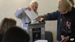 Жители Луганской области голосуют в пункте временного размещения в Волгограде, Россия, 23 сентября 2022 года