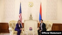 نانسی پلوسی رئیس مجلس نمایندگان آمریکا، در کنار آلن سیمونیان رئیس مجلس ملی ارمنستان.