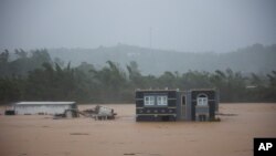 Dlo anvayi yon kay apre pasaj Ouragan Fiona nan Cayey, Potoriko, Dimanch 18 Sept. 2022. 