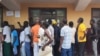 Des personnes font la queue pour voter aux élections législatives, régionales et municipales dans une école du district de Lemba à Sao Tomé, le 25 septembre 2022.
