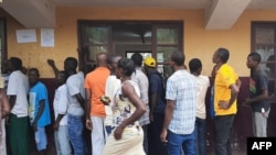 Des personnes font la queue pour voter aux élections législatives, régionales et municipales dans une école du district de Lemba à Sao Tomé, le 25 septembre 2022.