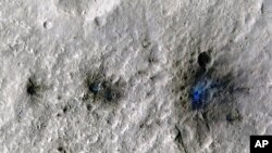 مریخ کی سطح پر شہابیے کے ٹکڑے گرنے سے پڑنے والے نشانات۔ ناسا کی مریخ گاڑی اس مقام سے تقریباً 180 میل دور تھی۔ تاہم اس کے آلات کے دھماکوں کی آوازاور زلزلے کے جھٹکے ریکارڈ کر لیے۔