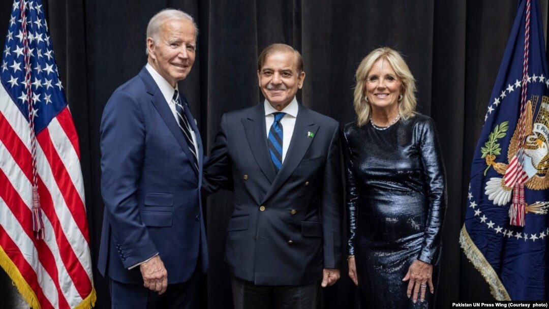 PM Pakistan Shehbaz Sharif (tengah) bertemu Presiden AS Joe Biden dan ibu negara Jill Biden di sela-sela Sidang Majelis Umum PBB di New York, 23 September 2022 (foto: dok). 