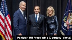 PM Pakistan Shehbaz Sharif (tengah) bertemu Presiden AS Joe Biden dan ibu negara Jill Biden di sela-sela Sidang Majelis Umum PBB di New York, 23 September 2022 (foto: dok). 