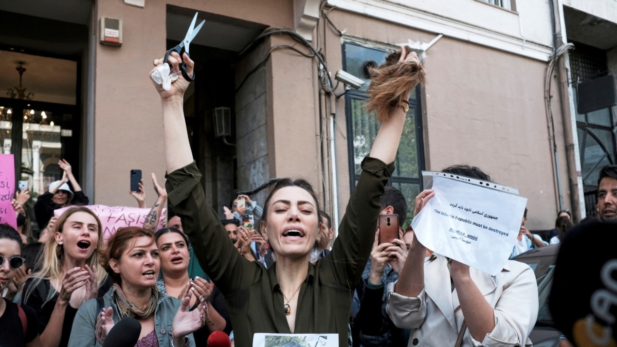 Türkiye’de kadınlar İranlı bir kadının öldürülmesini protesto etti