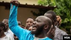 Alle Sy, a member of the Taxawu Cayar fishermen’s collective, protests against the Touba Proteine Marine fish meal factory outside the courthouse in Thies, Senegal, to demand its closure, Sept. 22, 2022. (Annika Hammerschlag/VOA)