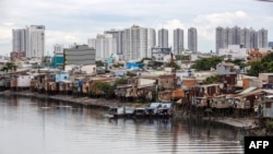 (FILES) Rumah-rumah di tepi kanal Te di Kota Ho Chi Minh, 17 September 2018. (Kao NGUYEN / AFP)