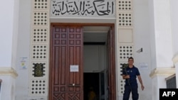 Un policier se tient à l'entrée du tribunal de l'Ariana près de Tunis, la capitale tunisienne, le 6 juin 2022.