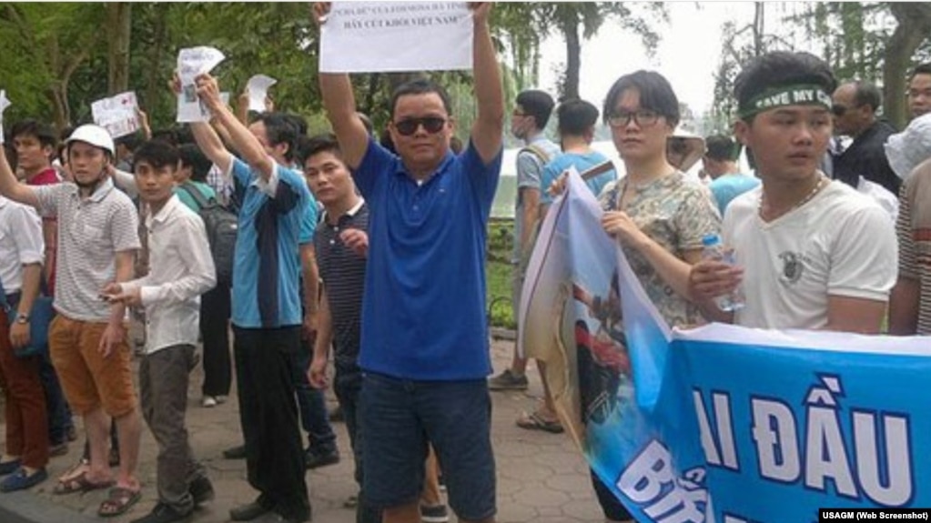 Nhà báo độc lập và blogger Lê Anh Hùng (áo xanh, giữa) trong một cuộc biểu tình chống Trung Quốc ở Hà Nội. CPJ vừa lên án bản án 5 năm tù mà nhà cầm quyền Việt Nam tuyên cho ông Hùng cuối tháng trước.