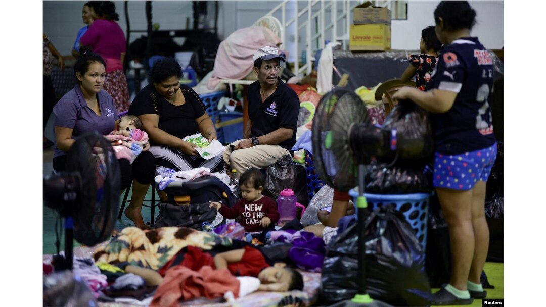 Los residentes descansan en un albergue para personas afectadas por las fuertes lluvias después de que el gobierno hondureño declarara el estado de emergencia nacional, en San Pedro Sula, Honduras, el 25 de septiembre de 2022.