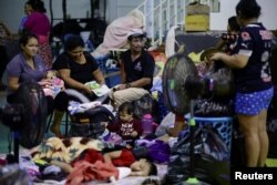 Los residentes descansan en un albergue para personas afectadas por las fuertes lluvias después de que el gobierno hondureño declarara el estado de emergencia nacional, en San Pedro Sula, Honduras, el 25 de septiembre de 2022.