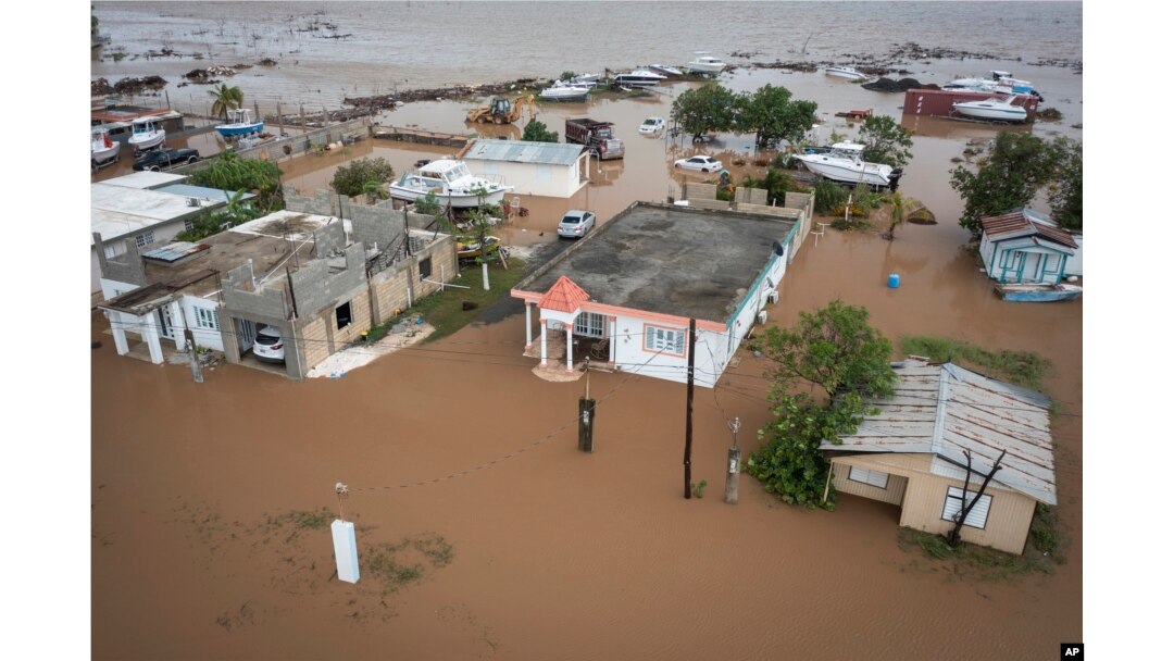 Dlo inonde kay nan Salinas Beach apre parasj Ouragan Fiona nan vil Salinas, Potoriko, Lendi 19 Sept. 2022.