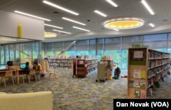 Pojokan khusus anak-anak di sebuah perpustakaan di Wheaton, Maryland, AS menyediakan beragam materi membaca untuk anak-anak dan permainan edukasi di komputer (dok: Dan Novak/VOA)