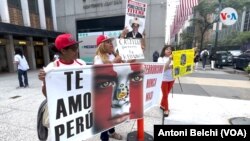 Un reducido grupo de peruanos criticaron, frente a las instalaciones de las Naciones Unidas en Nueva York, las políticas del presidente Pedro Castillo aprovechando que estaba ahí para la 77ª Asamblea General de las Naciones Unidas. Foto: [Antoni Belchi, VOA].