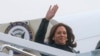 Wakil Presiden Kamala Harris menaiki Air Force 2 untuk perjalanan ke Jepang dan Korea Selatan dari Pangkalan Gabungan Andrews, Maryland, Minggu 25 September 2022. (Leah Millis via AP)