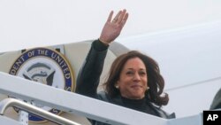 Wakil Presiden Kamala Harris menaiki Air Force 2 untuk perjalanan ke Jepang dan Korea Selatan dari Pangkalan Gabungan Andrews, Maryland, Minggu 25 September 2022. (Leah Millis via AP)