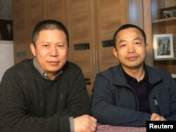 Ding Jiaxi dan Xu Zhiyong (kiri) berfoto bersama di Guangzhou sebelum penahanan mereka masing-masing pada akhir 2019 dan awal 2020. (Foto: Reuters)