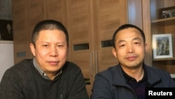 资料照片：这张未注明日期的照片中丁家喜和许志永（左）分别于2019年底和2020年初被捕前在广州的合影。（路透社照片）