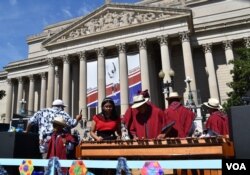 Un grupo de marimba de Guatemala ejecuta este instrumento tradicional de la música "chapina" al paso por el edificio de los Archivos Nacionales. (Foto VOA / Tomás Guevara)