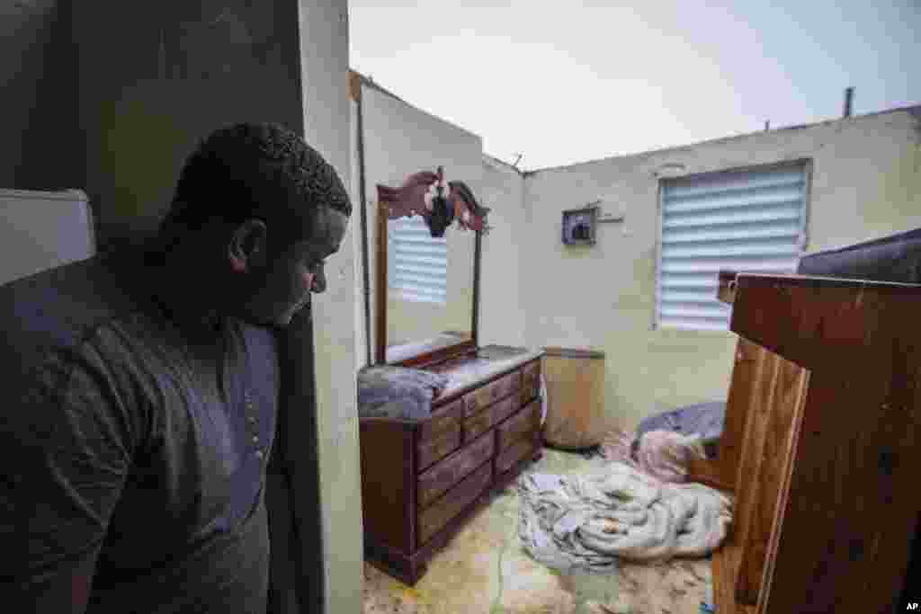 Nelson Cirino ve su dormitorio después de que los vientos del huracán Fiona arrancaran el techo de su casa en Loiza, Puerto Rico, el domingo 18 de septiembre de 2022. (Foto AP/Alejandro Granadillo)