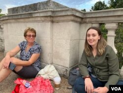 坐在維多利亞女王紀念碑附近休息的阿洛爾和克莉絲汀