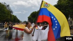 Bajo la lluvia que arreciaba la tarde de domingo en la capital estadounidense, la delegación venezolana no dejó de inyectar alegría con la música y sus danzas.  (Foto VOA / Tomás Guevara)