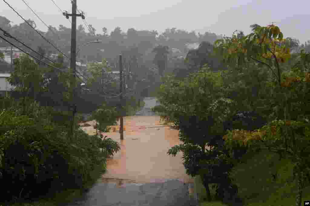 Una carretera inundada por las lluvias del huracán Fiona en Cayey, Puerto Rico, el domingo 18 de septiembre de 2022. (Foto AP/Stephanie Rojas)