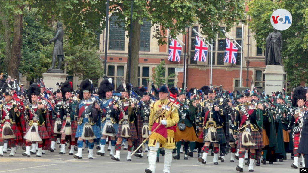 Varias bandas desfilan a la espera de que salga el féretro de la reina Isabel II.&nbsp;
